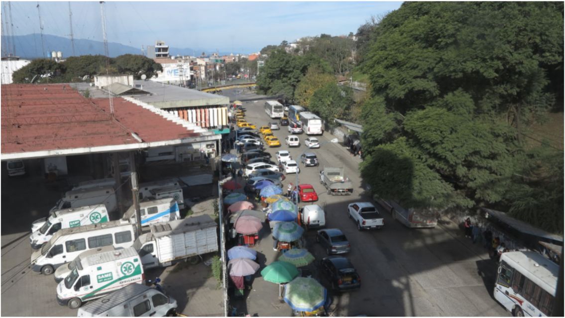 Vio a su ex y empezó a atacarlo a paraguazos: se desconocieron en la vieja terminal