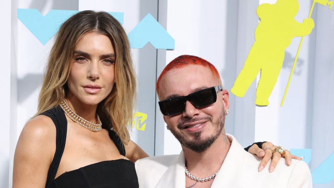 "Chichón de piso": J Balvin se mata de risa con los chistes sobre él y su novia argentina