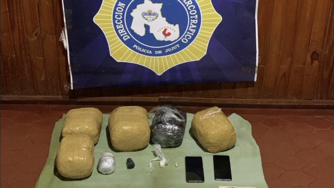 "Bodoques" de droga, celulares y cientos de billetes hallados en un operativo