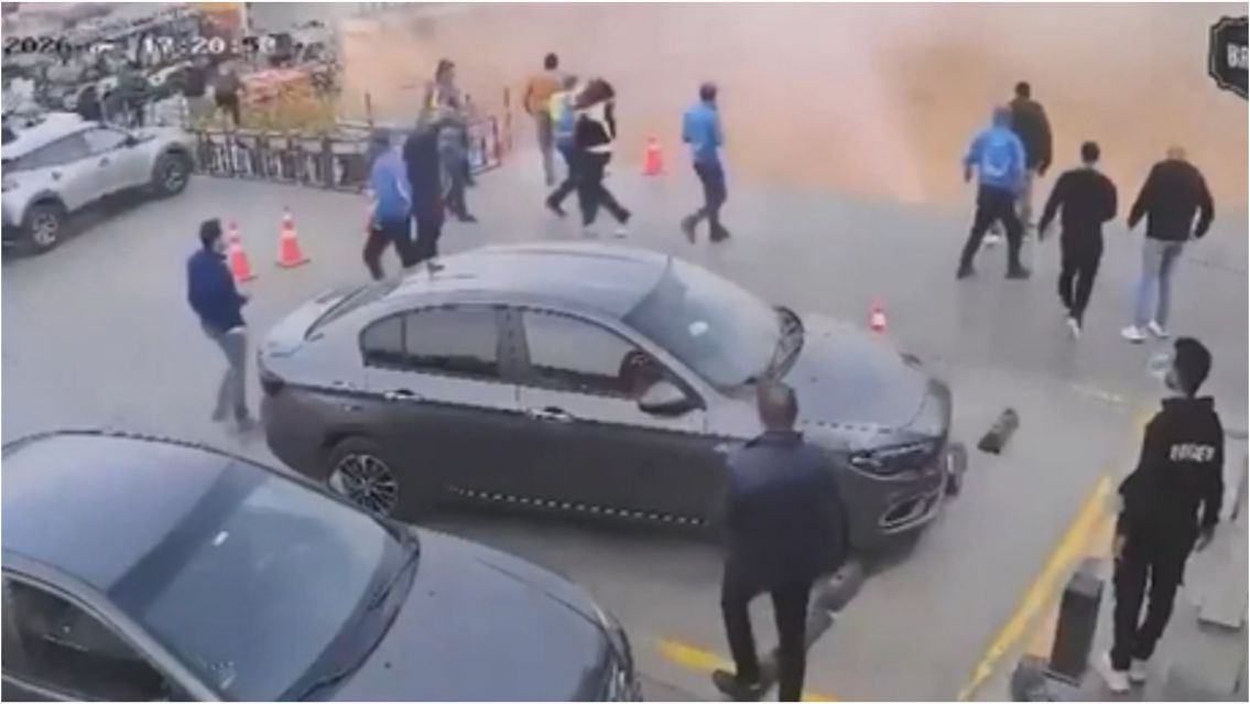 Colapsó el piso de una estación de servicio y se abrió un pozo gigante