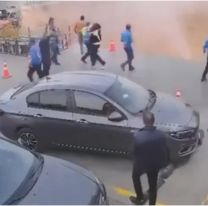 Colapsó el piso de una estación de servicio y se abrió un pozo gigante