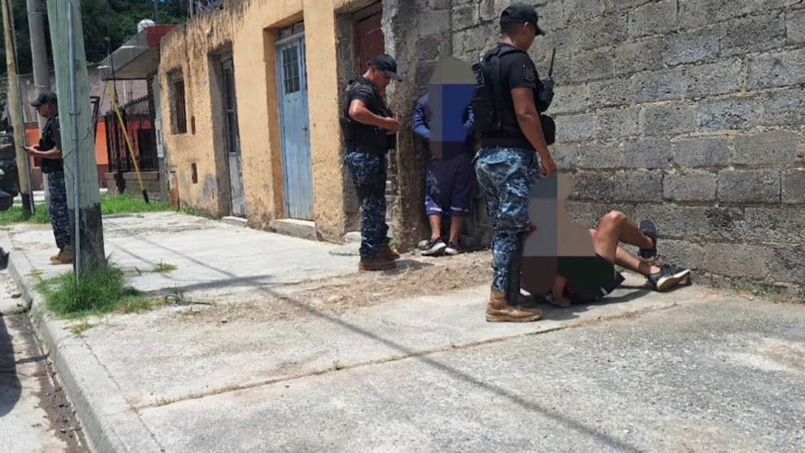 "Te tiro algo pero soltame": quisieron coimear a la Polic�a y terminaron presos con 5 kilos de droga