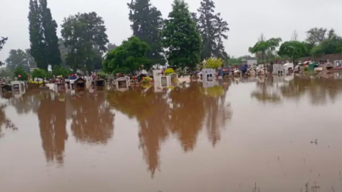 Impactantes im�genes del cementerio norte�o que qued� bajo el agua