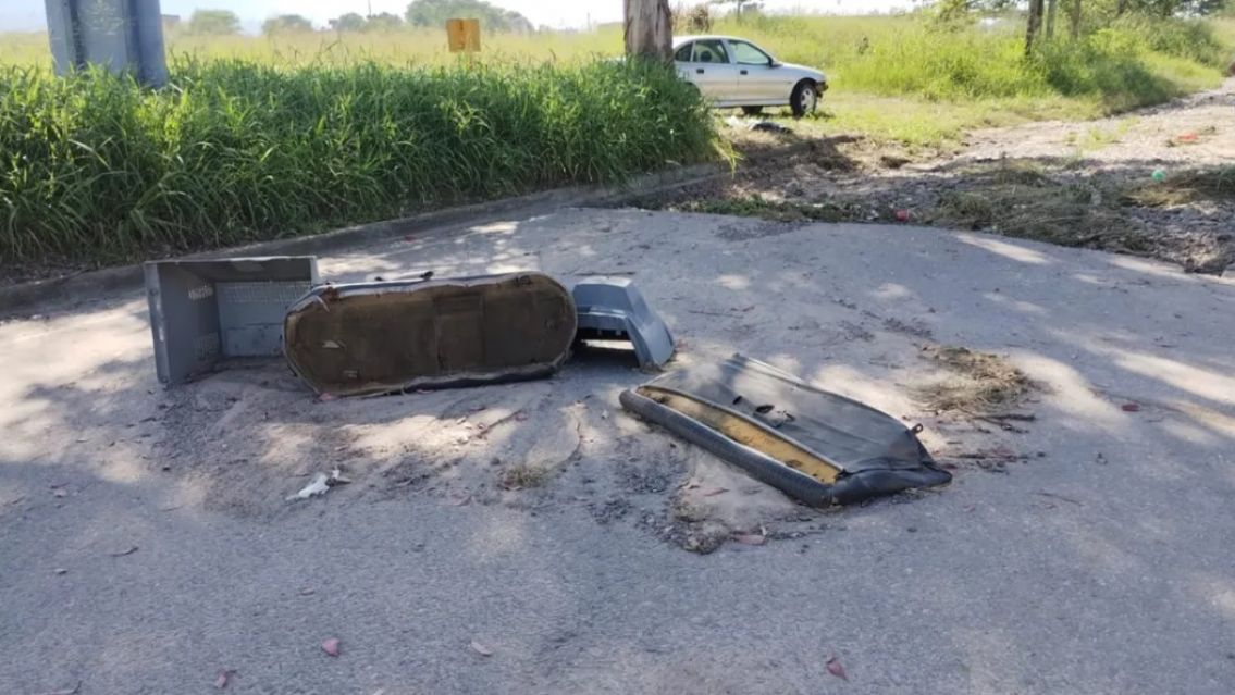 "El abandono es generalizado": vecinos de Palpal� denuncian que un "cr�ter" se trag� hasta una 4x4