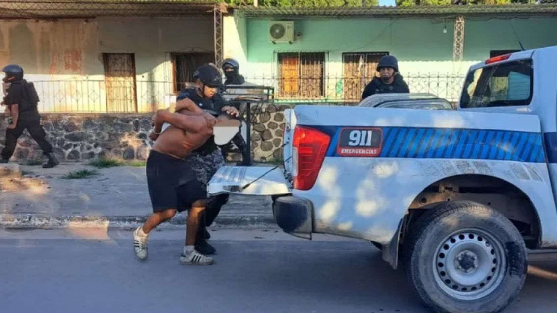 Quién es "Pinpin", el jujeño que atacó a la policía con un cuchillo y terminó detenido