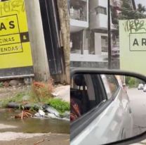 Derroche sin fin: una pérdida de agua lleva meses sin solución en plena calle jujeña