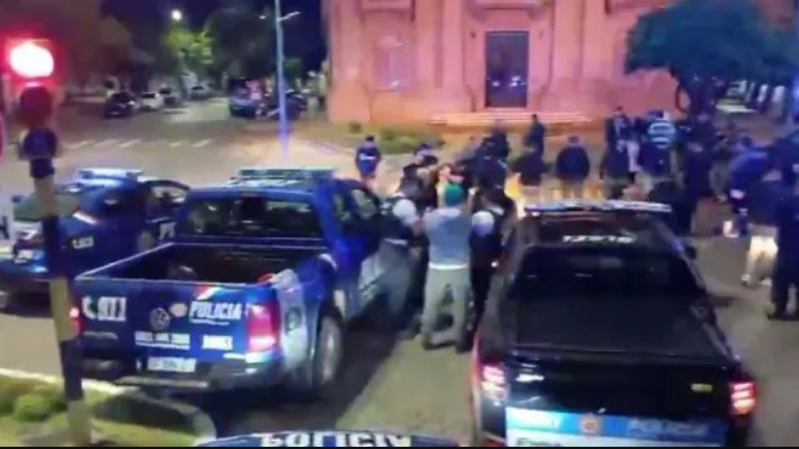 Polic�as comenzaron a acuartelarse por los bajos sueldos: caos en Santa Fe 