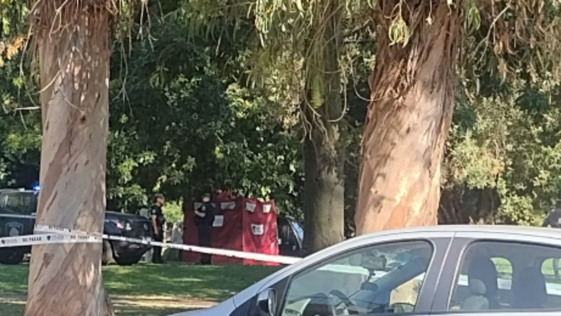 Macabro hallazgo en un parque: paseador de perros encontr� un cuerpo sin vida