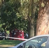 Macabro hallazgo en un parque: paseador de perros encontró un cuerpo sin vida