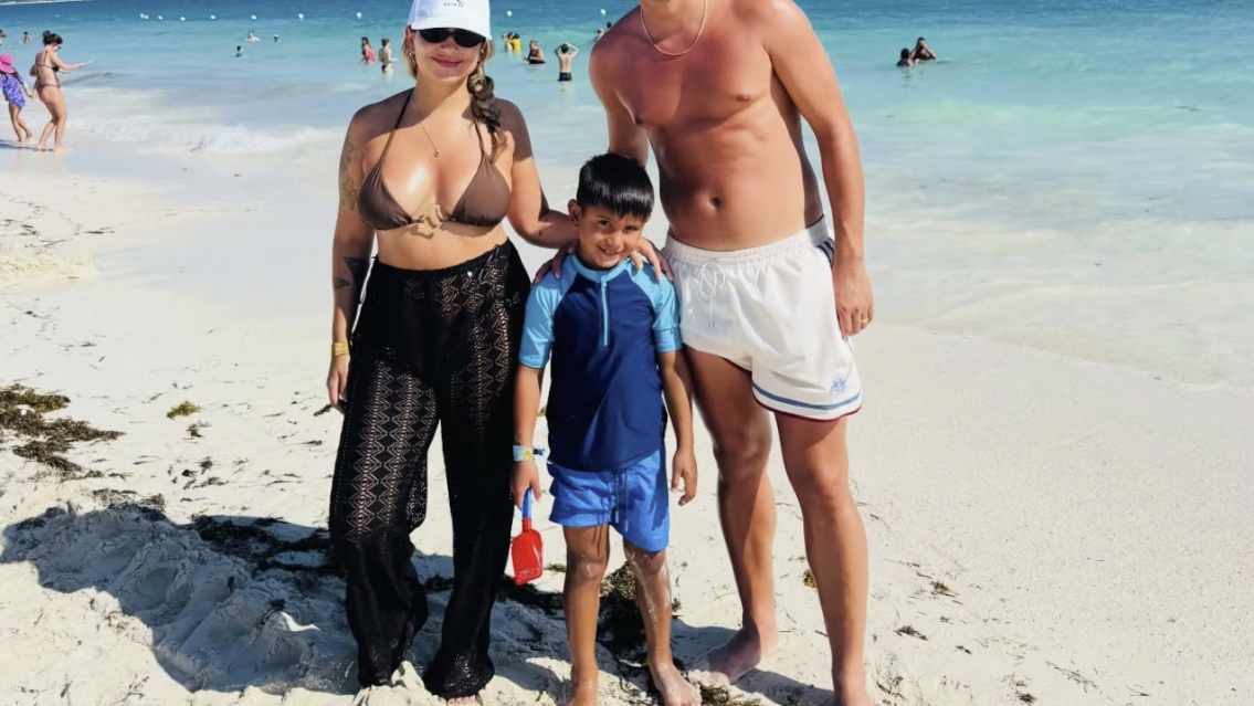 El hijo mayor de More Rial posó con su papá y su madrastra en el Caribe