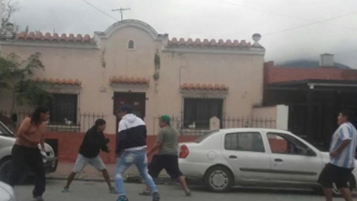 Esc�ndalo y sangre en una feria de Jujuy: le rompi� la cabeza de un machetazo