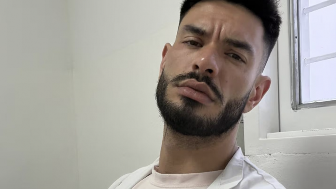 Es m�dico, igualito a Ricky Martin, sube contenido a una app y lo echaron del trabajo
