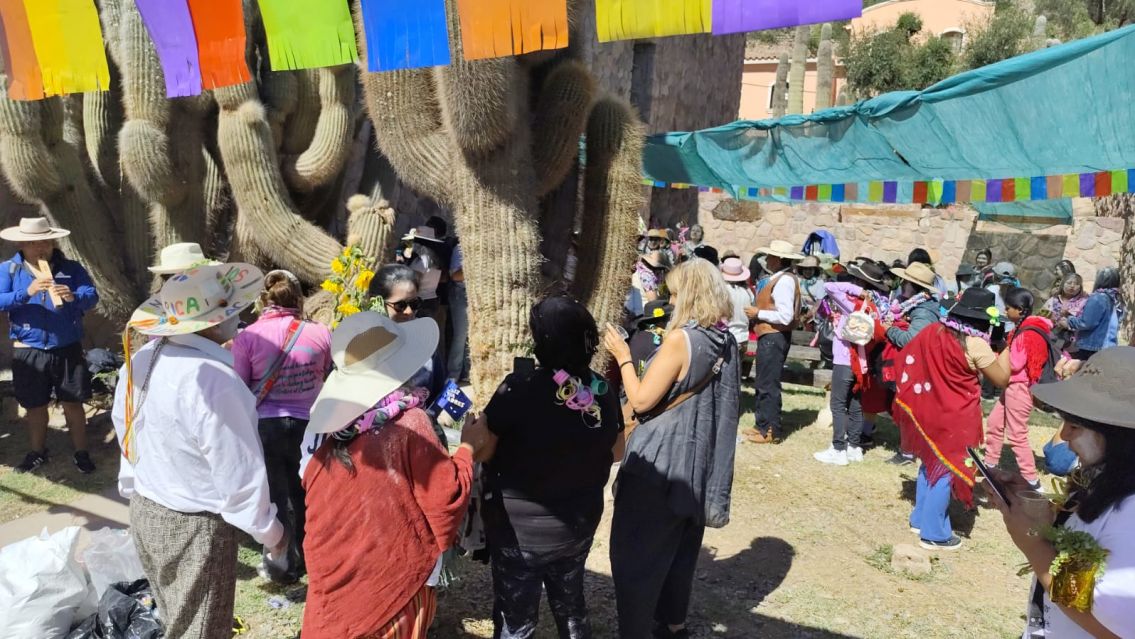 ¡Se armó el descontrol en Humahuaca! Las comadres coparon las calles y comenzó el verdadero Carnaval