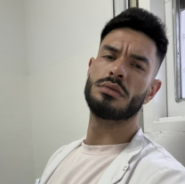 Los motivos por los que despidieron al médico que es igualito a Ricky Martin