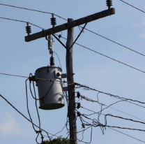 Juje&ntilde;o qued&oacute; pegado de un poste: intent&oacute; engancharse a la luz y recibi&oacute; una descarga fulminante