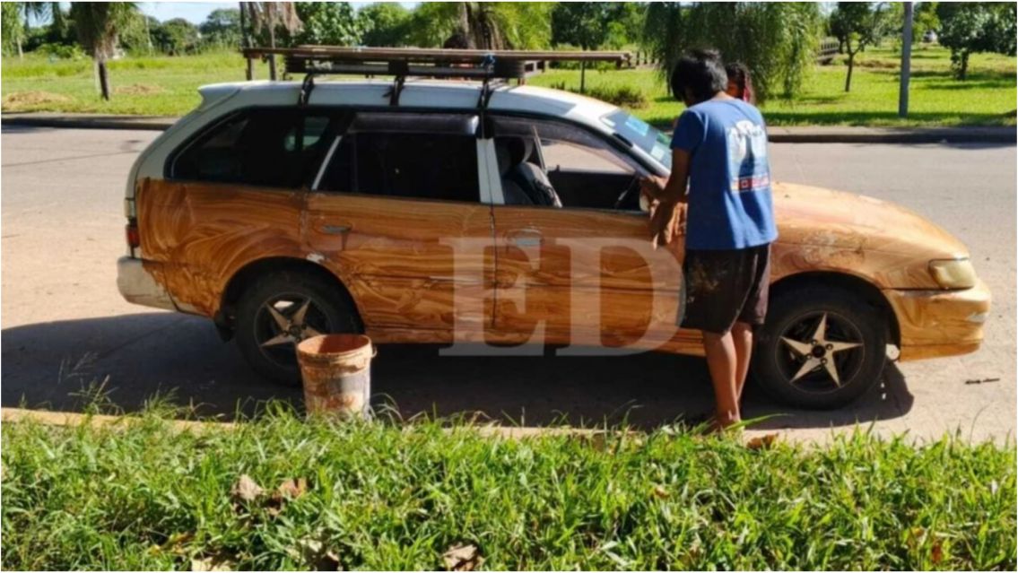 La ins�lita t�cnica para cuidar la pintura de los autos en pleno Carnaval