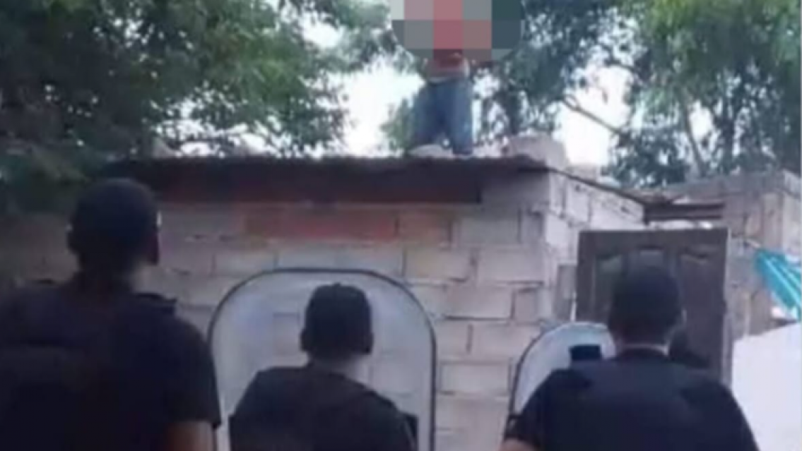 Peligroso chorro jujeño se subió a un techo con un machete y no se dejaba agarrar