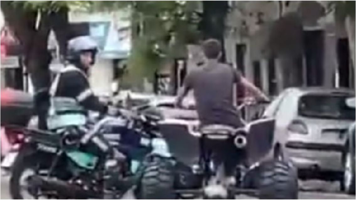 Manejaba en cuatriciclo y desató un caos: se llevó puesto a dos policías