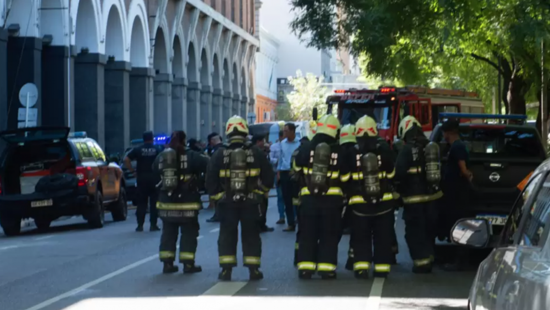 TERROR EN GENDARMER�A: Explot� un paquete "bomba" en la Escuela Superior y hay 4 heridos