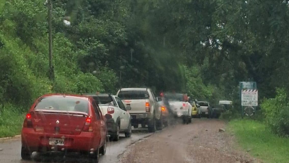 Ruta 9 hacia Salta colapsada: derrumbe en la Cornisa genera filas interminables