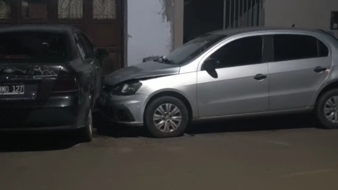 Los Perales: camioneta choc� dos autos estacionados y escap�