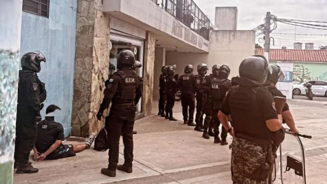 Escándalo en el "23 de Agosto": hacía lo prohibido con ropa del Lobo y se escondió en la tienda