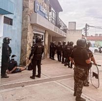 Escándalo en el "23 de Agosto": hacía lo prohibido con ropa del Lobo y se escondió en la tienda