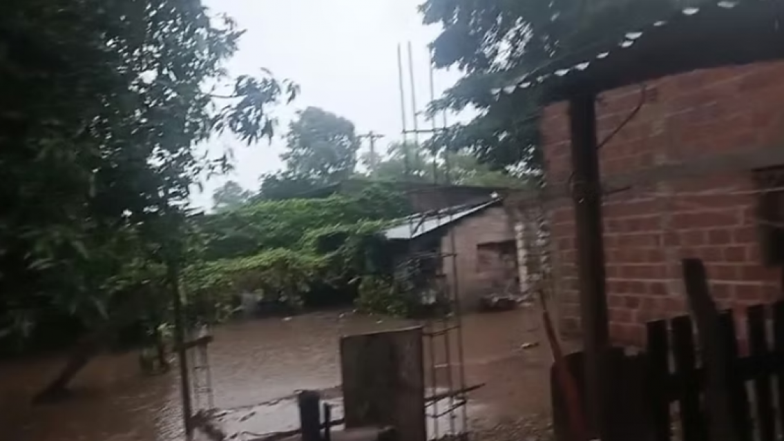 Caos en Caimancito: barrios bajo el agua y familias en plena madrugada