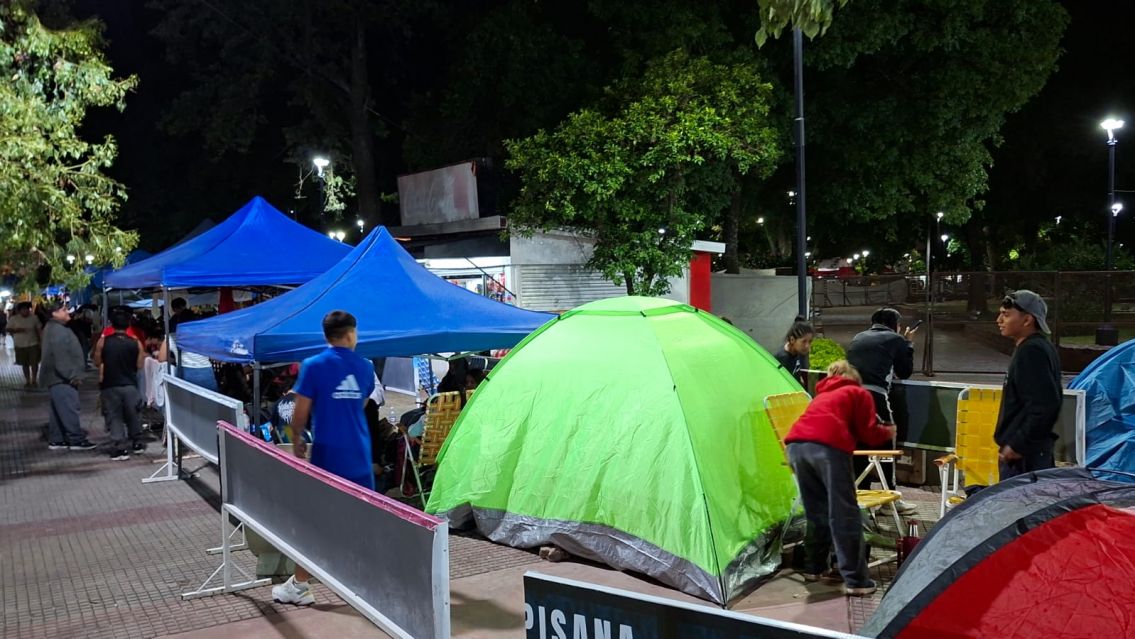 [EN VIVO DESDE SAN PEDRO] Decenas de juje�os acampan por Cazzu