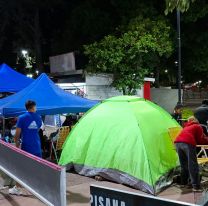 [EN VIVO DESDE SAN PEDRO] Decenas de juje&ntilde;os acampan por Cazzu