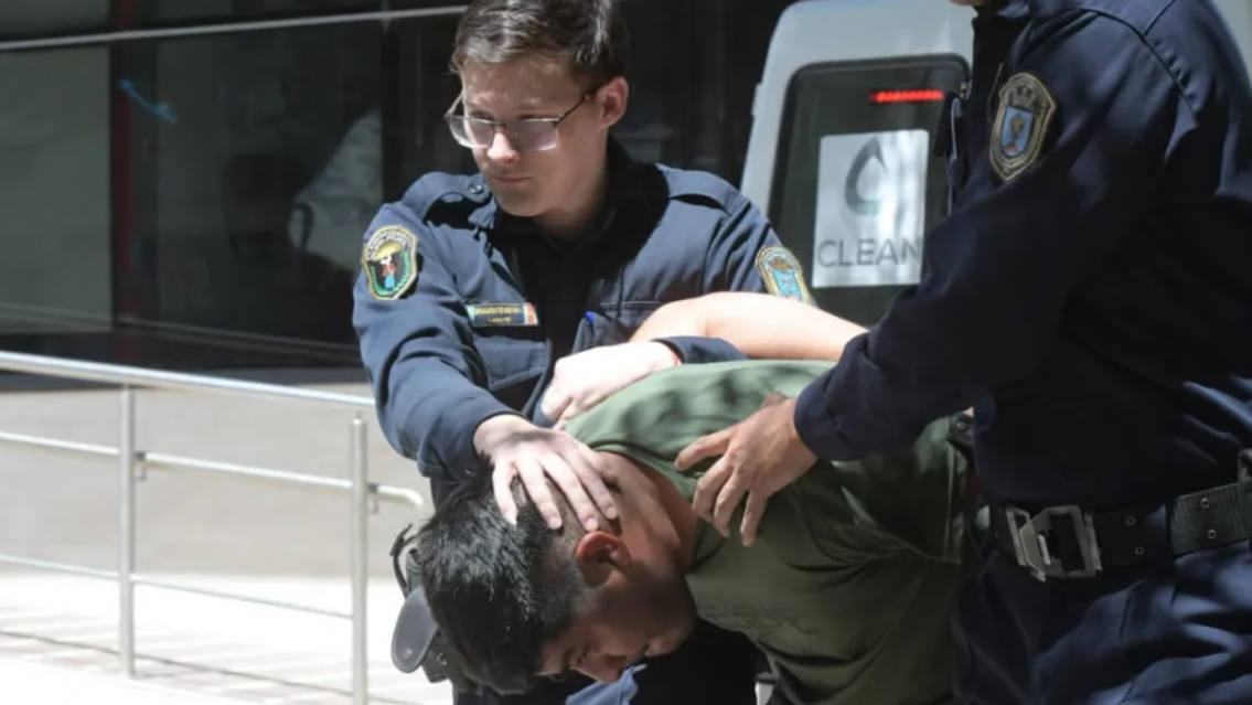 Llamó desesperada a un policía y cuatro horas después apareció sin vida