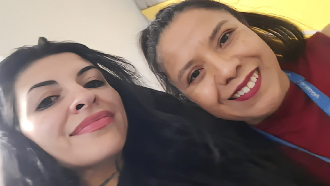 Cazzu lleg� de madrugada a Jujuy y salud� a los fans en el aeropuerto