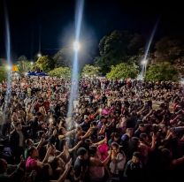 Multitudinaria noche en Perico con música y emprendedores en Plaza 20 de Junio