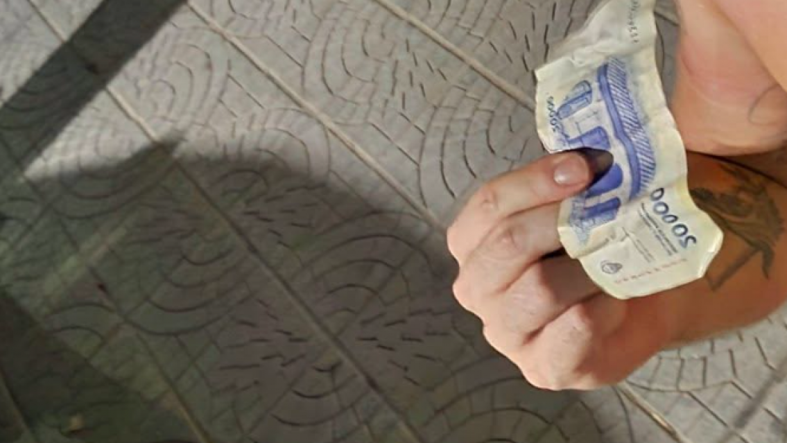 Jujeño bailaba en el corso y una abuelita le puso 20 mil pesos en la ropita