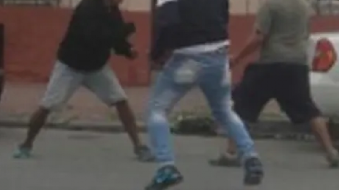 Dos comparsas se desconocieron: uno terminó desmayado en el piso