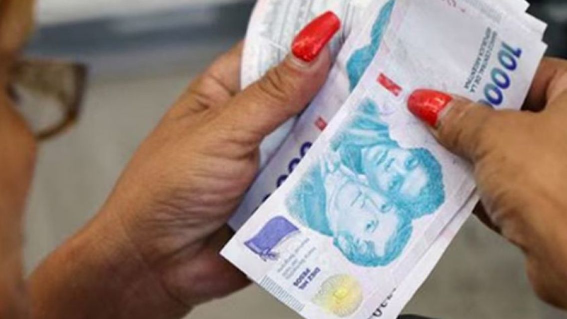 Jubilados y pensionados cobran bono de $70.000 en marzo ¿Cuánto recibís en total?