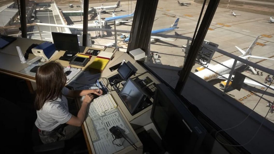 Paro de controladores aéreos: levantaron las medidas de hoy pero habrá demoras el finde
