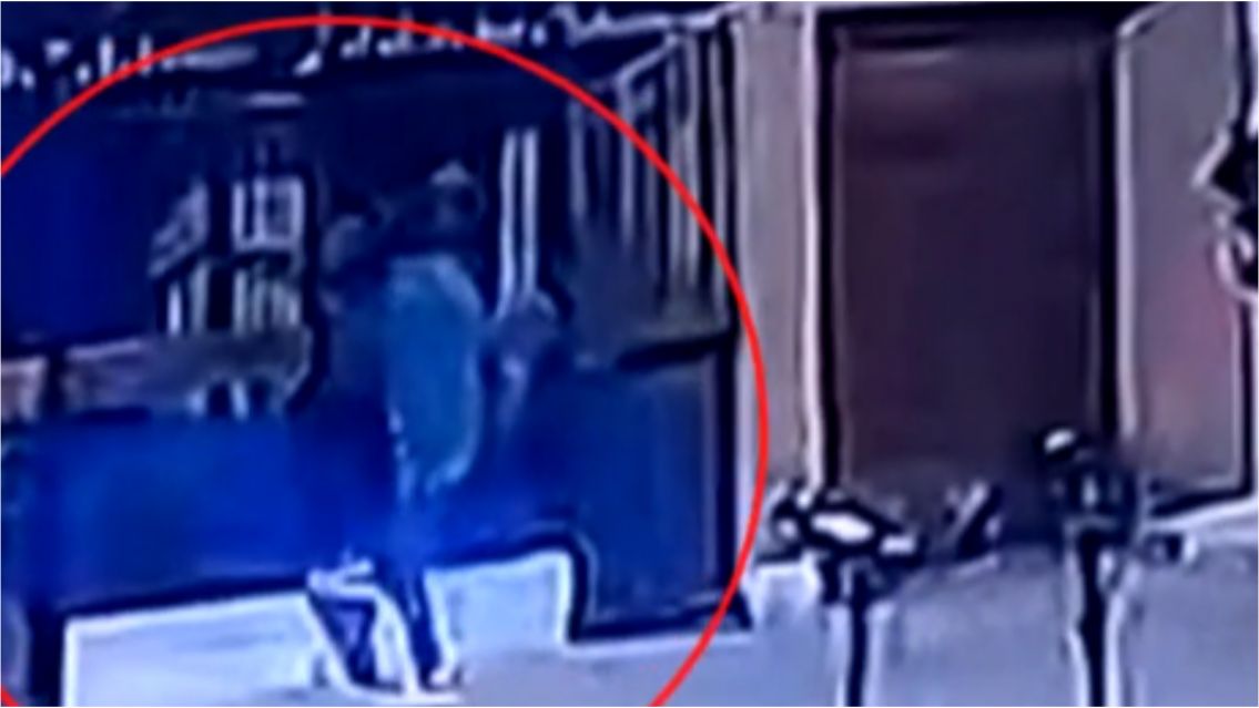 Brutal robo y humillaci�n a una abuelita de 93 a�os: "Me bajaron la..."