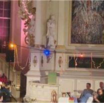 La insólita estrategia de una iglesia para que los chicos vayan a misa: "Parece un bar"