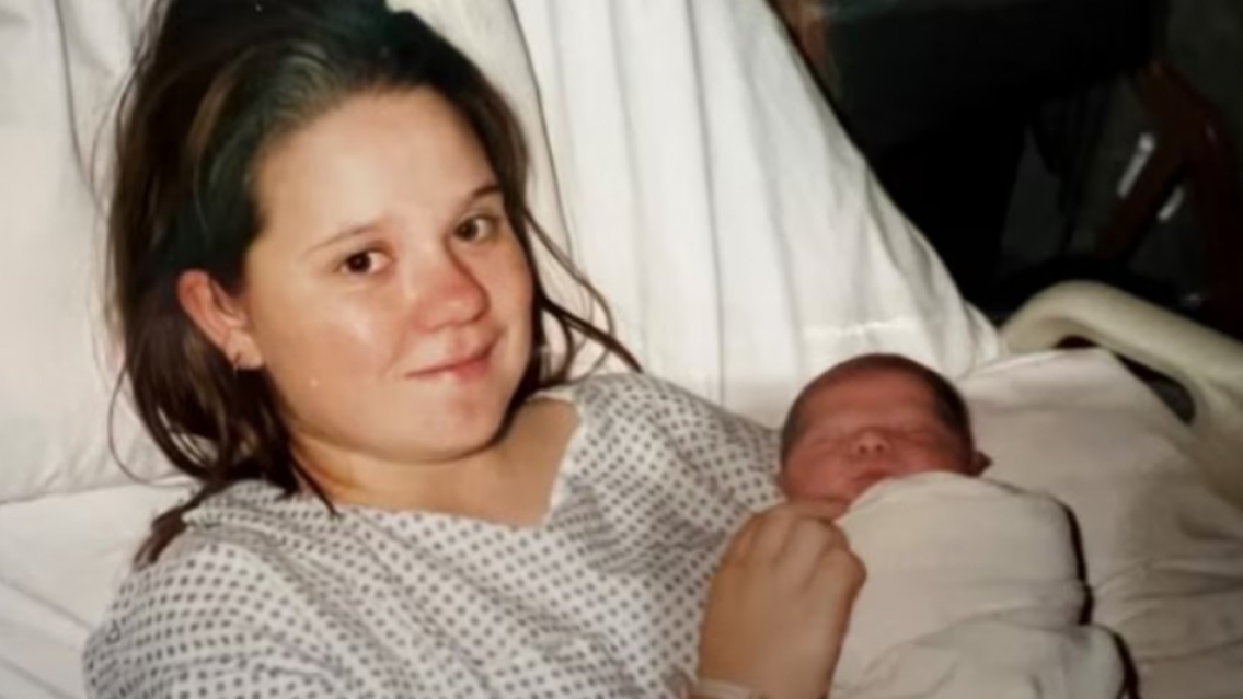 Dio a su hijo en adopción siendo adolescente y lo encontró 20 años después en su mismo trabajo