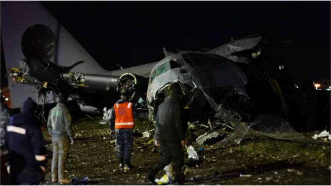 CONMOCI�N en Bolivia: un avi�n se estrell� y murieron al menos 20 personas