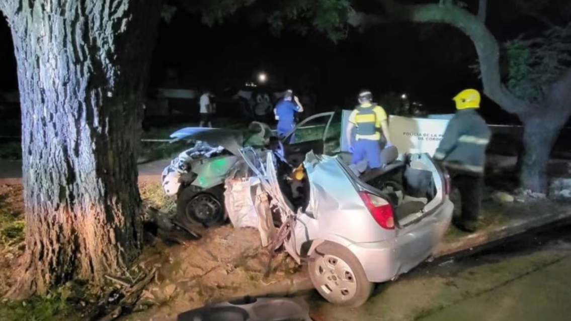 Auto con siete personas choc� con un �rbol y murieron dos personas