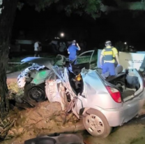Auto con siete personas choc&oacute; con un &aacute;rbol y murieron dos personas