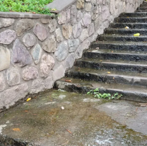 Escaleras a oscuras y con agua acumulada: crece el malestar en Cuyaya