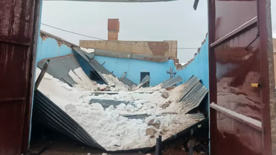 No tuvo su �ltimo adi�s: el momento en que colaps� el techo en el velorio del soldado asesinado