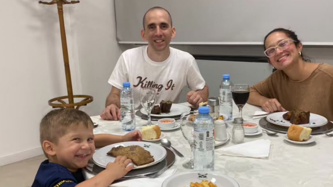 Un asado en famila: la emotiva cena del gendarme Nahuel Gallo