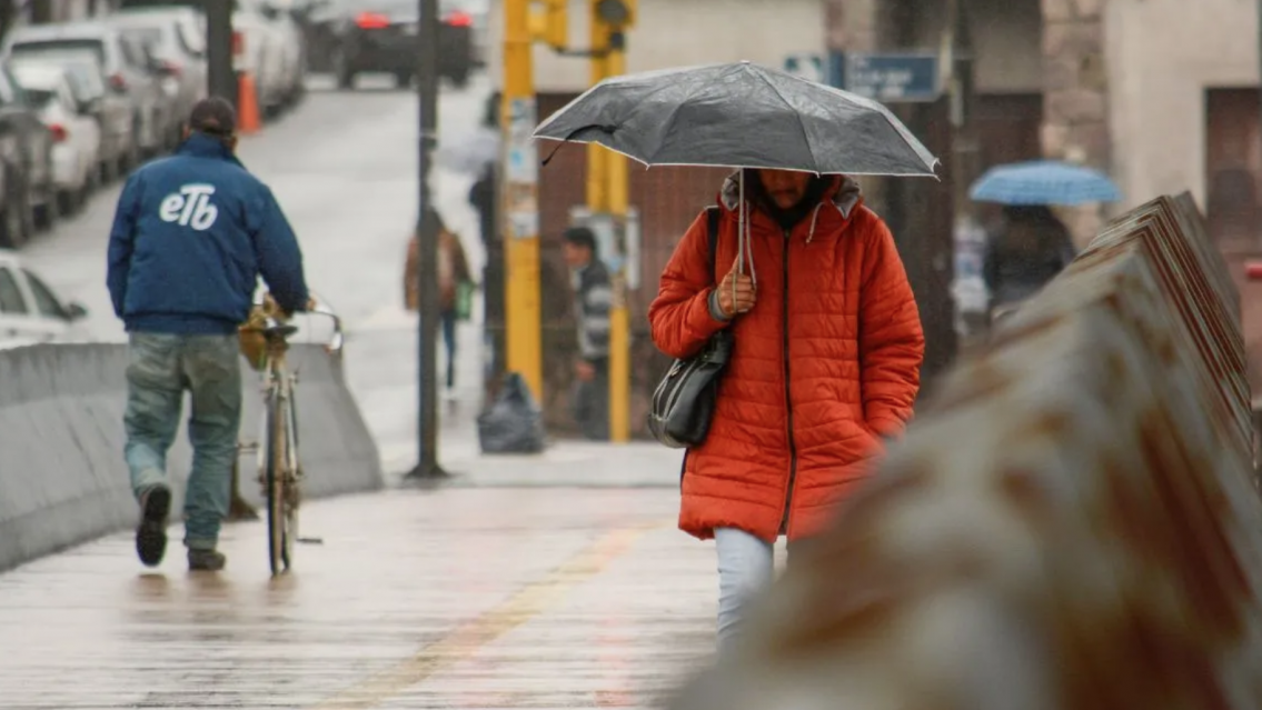 Y el verano con sol nunca llega: anticipan un finde helado con lluvias en Jujuy