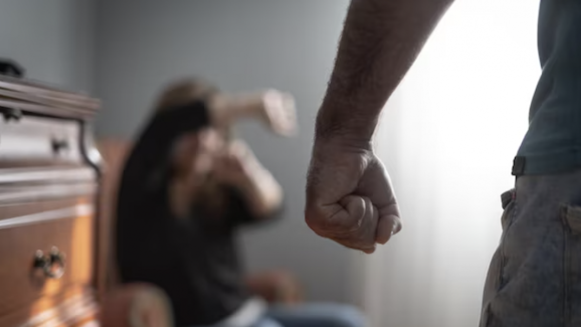 Norte�o entr� a la fuerza a la casa de su ex, la golpe�, la mordi� y le revent� el celular