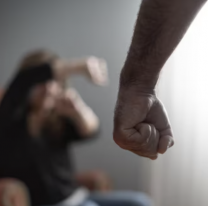 Norteño entró a la fuerza a la casa de su ex, la golpeó, la mordió y le reventó el celular