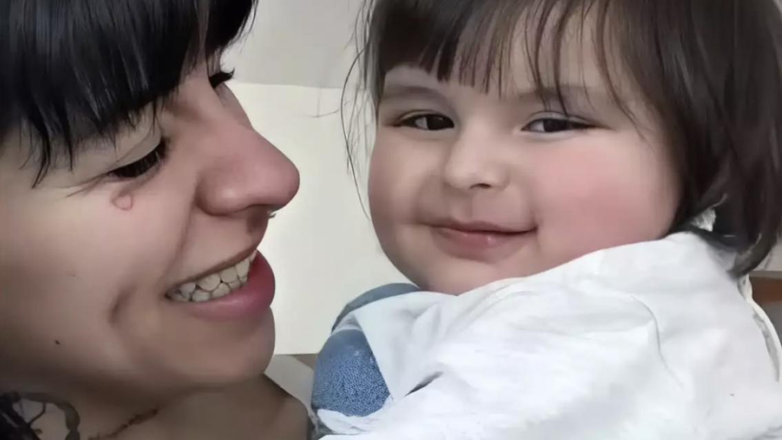 �Es o no? Aseguran que la hija de Cazzu peg� el estir�n y "se parece m�s a ella"